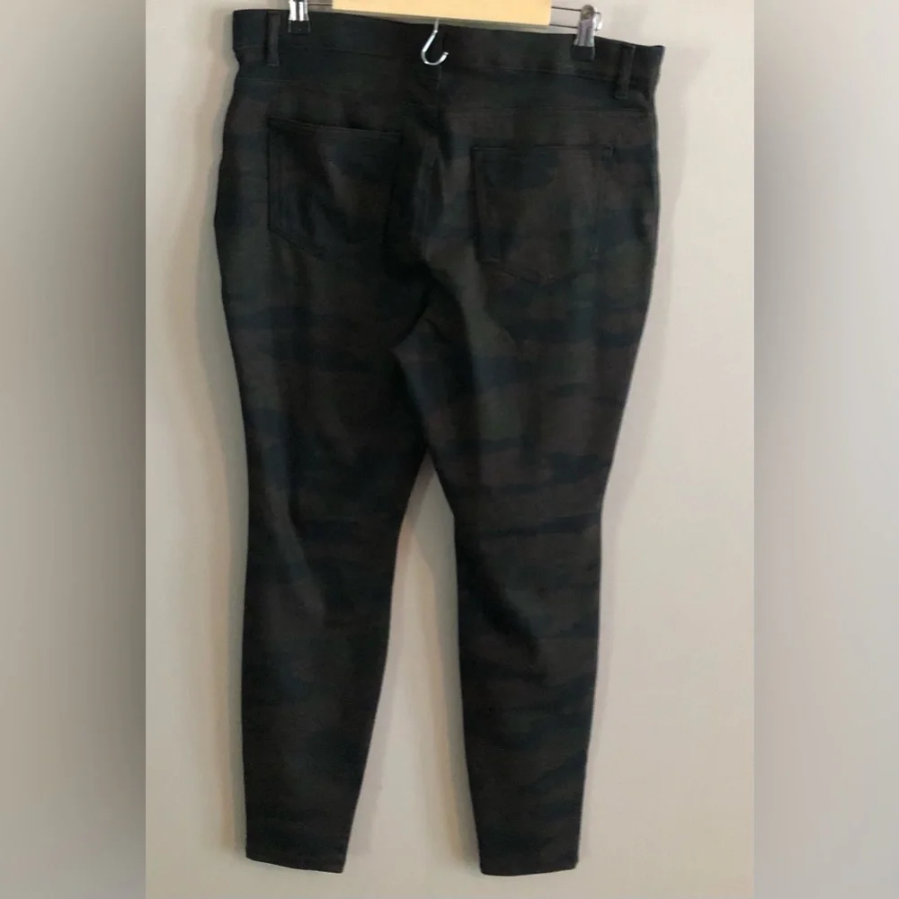 $6❤️Bundled Time and Tru Pants - Picture 7 of 9